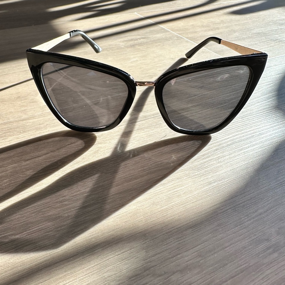 Chic Black Cat-Eye Sunglasses